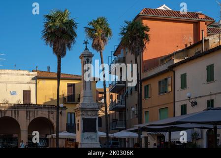 Orbetello Marktplatz, zwei Palmen, bunte Häuser, Orbetello, Provinz Grosseto, Toskana, Italien Stockfoto