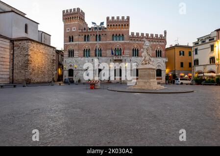 Piazza Dante, neugotisches Rathaus, Sitz der Provinzregierung, Canapone-Denkmal, Großherzog Leopold II. Von Lothringen, Grosseto, Toskana, Italien Stockfoto