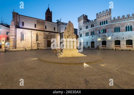 Piazza Dante mit Duomo San Lorenzo, rechtes neugotisches Rathaus, Sitz der Provinzregierung, Zentrum Denkmal für Canapone, Großherzog Leopold II. Von Lothringen, Grosseto, Toskana, Italien Stockfoto