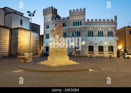 Piazza Dante mit Duomo San Lorenzo, rechtes neugotisches Rathaus, Sitz der Provinzregierung, Zentrum Denkmal für Canapone, Großherzog Leopold II. Von Lothringen, Grosseto, Toskana, Italien Stockfoto