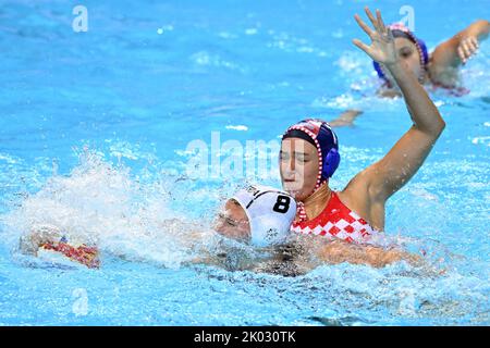 SPLIT, KROATIEN - 09. SEPTEMBER: Aurelie Battu aus Frankreich im Einsatz gegen Kiara Brnetic aus Kroatien während der len European Water Polo Championships Classification 7.-8. Platzspiel zwischen Frankreich und Kroatien in der Spaladium Arena am 9. September 2022 in Split, Kroatien. Foto: Marko Lukunic/PIXSELL Stockfoto