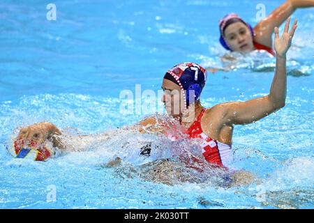 SPLIT, KROATIEN - 09. SEPTEMBER: Aurelie Battu aus Frankreich im Einsatz gegen Kiara Brnetic aus Kroatien während der len European Water Polo Championships Classification 7.-8. Platzspiel zwischen Frankreich und Kroatien in der Spaladium Arena am 9. September 2022 in Split, Kroatien. Foto: Marko Lukunic/PIXSELL Stockfoto