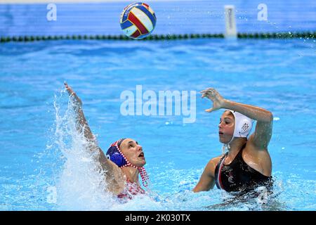 SPLIT, KROATIEN - 09. SEPTEMBER: Juliette D'Halluin aus Frankreich im Einsatz gegen Matea Skelin aus Kroatien während der len European Water Polo Championships Classification 7.-8. Platzieren Sie das Spiel zwischen Frankreich und Kroatien in der Spaladium Arena am 9. September 2022 in Split, Kroatien. Foto: Marko Lukunic/PIXSELL Stockfoto