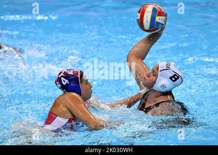 SPLIT, KROATIEN - 09. SEPTEMBER: Aurelie Battu aus Frankreich im Einsatz gegen Jelena Butic aus Kroatien während der len European Water Polo Championships Classification 7.-8. Platzspiel zwischen Frankreich und Kroatien in der Spaladium Arena am 9. September 2022 in Split, Kroatien. Foto: Marko Lukunic/PIXSELL Stockfoto