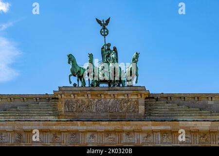 Quadriga am Brandenburger Tor, erbaut in den Jahren 1789 bis 1793. Das Brandenburger Tor in Berlin ist ein frühklassizistisches Triumphtor, das am Pariser Platz in Berlin-Mitte steht. Das Tor ist das einzige erhaltene der letzten 18 Berliner Stadttore. Stockfoto