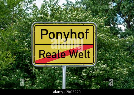 Ortsschild Ponyhof, hier endet die reale Welt. Das Schild befindet sich vor den Stallungen auf den Fauserhöhe-Höfen bei Münsingen. Stockfoto