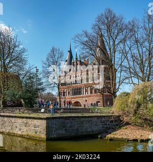 Das Holstentor ist das Wahrzeichen der Stadt und neben dem Burgtor das einzige erhaltene Stadttor Lübecks. In den Räumen des Holstentors befindet sich seit 1950 das Stadthistorische Museum. Das spätgotische Gebäude ist Teil der ehemaligen Lübecker Stadtbefestigung. Stockfoto