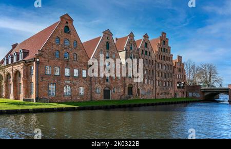 Die Salzlager sind eine Gruppe von Lagerhäusern an der Lübecker Obertrave direkt neben dem Holstentor. Sie wurden im Stil der Backsteinrenaissance erbaut. Stockfoto