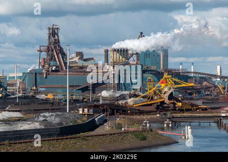 Blick auf die Stahlfabrik Tata Steel in IJmuiden, Holland Stockfoto