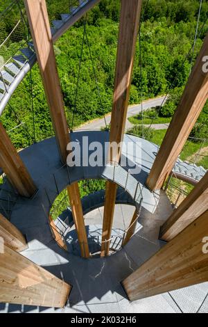 Deutschland, Baden-Württemberg, Herrenberg, wenn Sie den im Juni 2018 eröffneten Schönbuchturm in Schönbuch bei Herrenberg bis zur dritten Plattform besteigen, haben Sie einen tollen 360-Grad-Panoramablick. Der Turm steht auf dem 580 m hohen Stellberg im Naturpark Schönbch. Die Holz-Stahl-Konstruktion ist 35m hoch. Die Aussichtspforten, die sich an den Stufen 10m, 20m und 30m befinden, sind über eine Wendeltreppe mit ca. 170 Stufen erreichbar. Stockfoto
