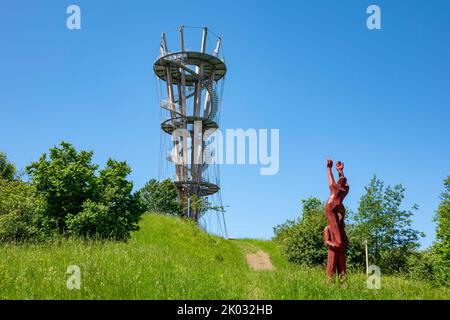 Deutschland, Baden-Württemberg, Herrenberg, wenn Sie den im Juni 2018 eröffneten Schönbuchturm in Schönbuch bei Herrenberg bis zur dritten Plattform besteigen, haben Sie einen tollen 360-Grad-Panoramablick. Der Turm steht auf dem 580 m hohen Stellberg im Naturpark Schönbch. Die Holz-Stahl-Konstruktion ist 35m hoch. Die Aussichtspforten, die sich an den Stufen 10m, 20m und 30m befinden, sind über eine Wendeltreppe mit ca. 170 Stufen erreichbar. Stockfoto