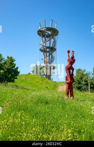 Deutschland, Baden-Württemberg, Herrenberg, wenn Sie den im Juni 2018 eröffneten Schönbuchturm in Schönbuch bei Herrenberg bis zur dritten Plattform besteigen, haben Sie einen tollen 360-Grad-Panoramablick. Der Turm steht auf dem 580 m hohen Stellberg im Naturpark Schönbch. Die Holz-Stahl-Konstruktion ist 35m hoch. Die Aussichtspforten, die sich an den Stufen 10m, 20m und 30m befinden, sind über eine Wendeltreppe mit ca. 170 Stufen erreichbar. Stockfoto