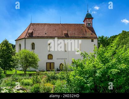 In der ehemaligen Klosterkirche im Stadtteil Offenhausen von Gomading befindet sich heute das Gestütsmuseum des Main- und Landgestüts Marbach. Stockfoto