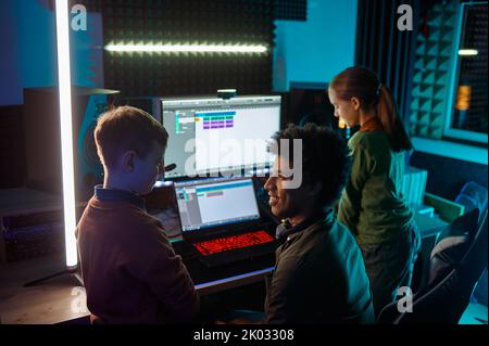 Tonproduzent mischt Track mit Kinderband Stockfoto