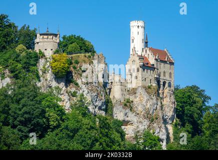 Deutschland, Baden-Württemberg, Lichtenstein - Honau, Schloss Lichtenstein, die Märchenburg der Herzöge, Grafen von Württemberg und Urach, erbaut im 19.. Jahrhundert auf steilen Felsen, ist ein beliebtes Ausflugsziel. Stockfoto