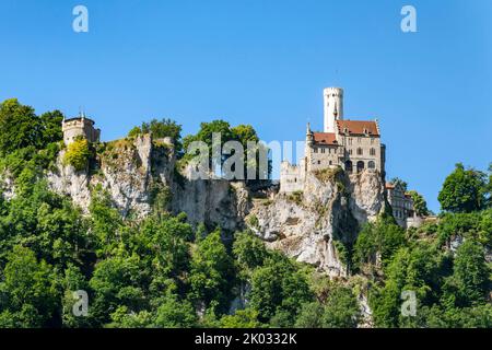 Deutschland, Baden-Württemberg, Lichtenstein - Honau, Schloss Lichtenstein, die Märchenburg der Herzöge, Grafen von Württemberg und Urach, erbaut im 19.. Jahrhundert auf steilen Felsen, ist ein beliebtes Ausflugsziel. Stockfoto