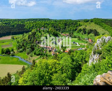 Blick von der Burgruine Hohengundelfingen auf die Burg Niedergundelfingen. Der Schwäbischen Alb im Tal der Großen lauter. Stockfoto