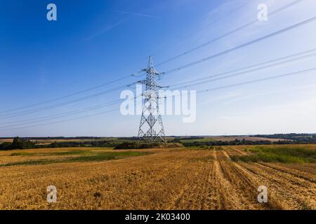 Hochspannungsmast oder Hochspannungsstromturm und Übertragungsleitungen Stockfoto