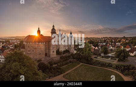 Deutschland, Thüringen, Schleusingen, Schloss Bertholdsburg (Naturhistorisches Museum), Sonnenaufgang, Rücklicht Stockfoto