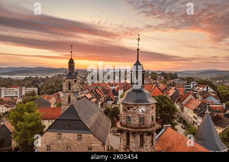 Deutschland, Thüringen, Schleusingen, Schloss Bertholdsburg (Naturhistorisches Museum), Kirche, Türme, Stadt, Morgendämmerung, Überblick Stockfoto