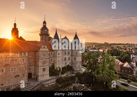 Deutschland, Thüringen, Schleusingen, Schloss Bertholdsburg (Naturhistorisches Museum), Sonnenaufgang, Rücklicht Stockfoto