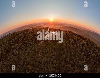 Deutschland, Thüringen, Ilmenau, Kickelhahn, Aussichtsturm, Telekom-Turm, Sonnenaufgang, Wald, Berge, Halbkugel-Panorama Stockfoto