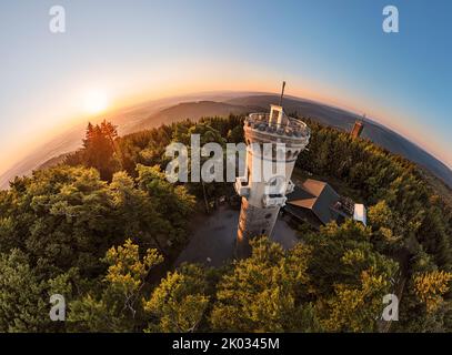 Deutschland, Thüringen, Ilmenau, Kickelhahn, Aussichtsturm, telekom Turm (Hintergrund), Sonnenaufgang, Wald, Berge, Halbkugel-Panorama Stockfoto