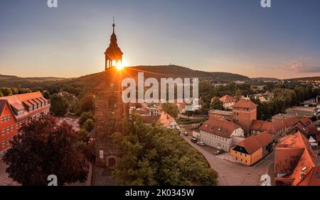 Deutschland, Thüringen, Bad Berka, Kirche, Häuser, Paulin Turm (Hintergrund), Übersicht, Sonnenaufgang Stockfoto