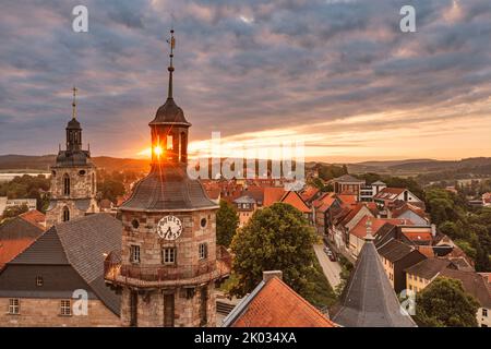 Deutschland, Thüringen, Schleusingen, Schloss Bertholdsburg (Naturhistorisches Museum), Uhrenturm, Johanniskirche, Stadt, Sonnenaufgang Stockfoto