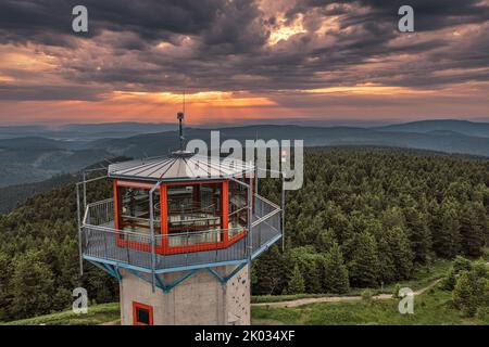 Deutschland, Thüringen, Suhl, Gehlberg, Schneekopf (zweithöchster Berg des Thüringer Waldes), Aussichtsturm, Wald, Berge, Rücklicht Stockfoto