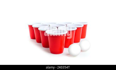 Eine 3D Rendering von roten Bier-Pong-Tassen und weißen Kugeln isoliert auf einem weißen Hintergrund Stockfoto