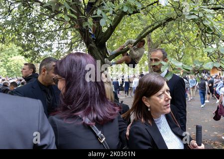 London, Großbritannien. 9.. September 2022. Menschenmengen trauern um den Tod von Königin Elizabeth II. Im Hyde Park, während die Royal Horse Artillery einen Waffensalut feuert. Quelle: Andy Sillett/Alamy Live News Stockfoto