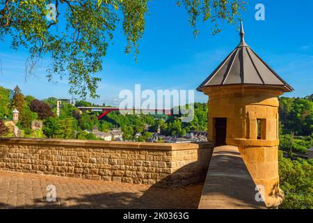 Pfaffenthal und die Großherzogin Charlotte-Brücke, Luxemburg-Stadt, Großherzogtum Luxemburg, Europa Stockfoto