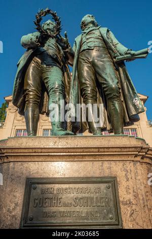 Goethe-Schiller-Denkmal vor dem Nationaltheater, Weimar, Thüringen, Deutschland Stockfoto