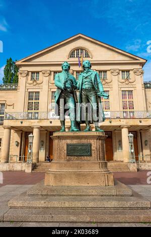 Goethe-Schiller-Denkmal vor dem Nationaltheater, Weimar, Thüringen, Deutschland Stockfoto