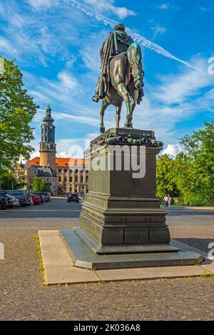 Carl-August-Denkmal auf dem Demokratisplatz und dem Stadtpalast (Bastille), Weimar, Thüringen, Deutschland Stockfoto