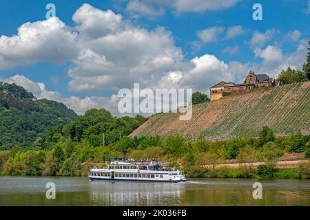 Passagierschiff auf der Saar bei Serrig mit Weingut Würzberg, i.. H. Klause in Kastel-Staadt, Saar, Saartal, Naturpark Saar Hunsrück, Rheinland-Pfalz, Deutschland Stockfoto