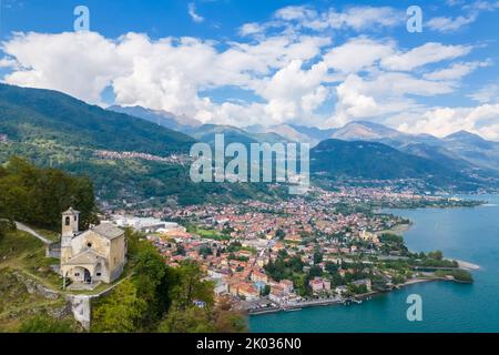 Luftaufnahme der Kirche Sant'Eufemia in Musso mit Blick auf den Comer See. Musso, Como District, Comer See, Lombardei, Italien. Stockfoto