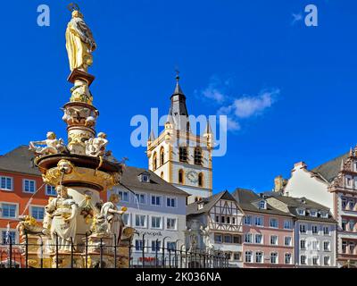 Hauptmarktplatz mit Petrusbrunnen und Gangolf-Kirche, Trier, Mosel, Rheinland-Pfalz, Deutschland Stockfoto