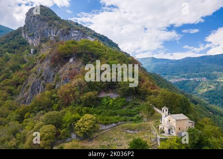 Luftaufnahme der Kirche Sant'Eufemia in Musso mit Blick auf den Comer See. Musso, Como District, Comer See, Lombardei, Italien. Stockfoto