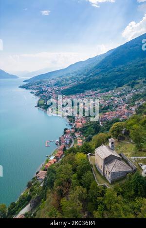 Luftaufnahme der Kirche Sant'Eufemia in Musso mit Blick auf den Comer See. Musso, Como District, Comer See, Lombardei, Italien. Stockfoto