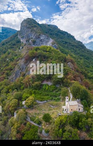 Luftaufnahme der Kirche Sant'Eufemia in Musso mit Blick auf den Comer See. Musso, Como District, Comer See, Lombardei, Italien. Stockfoto