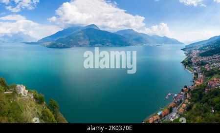 Luftaufnahme der Kirche Sant'Eufemia in Musso mit Blick auf den Comer See. Musso, Como District, Comer See, Lombardei, Italien. Stockfoto