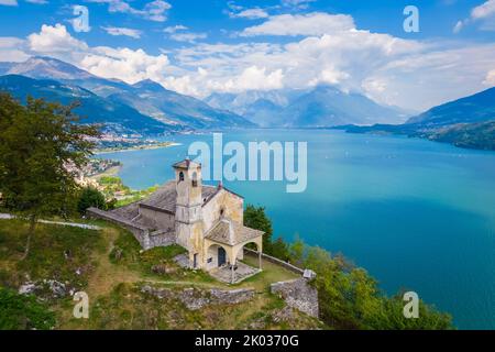 Luftaufnahme der Kirche Sant'Eufemia in Musso mit Blick auf den Comer See. Musso, Como District, Comer See, Lombardei, Italien. Stockfoto