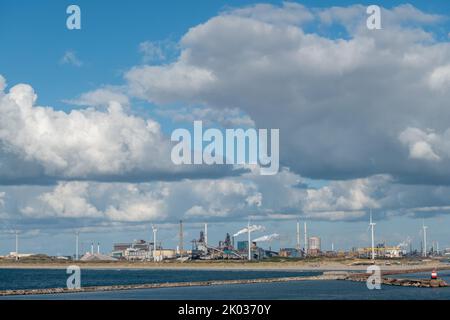 Blick auf die Stahlfabrik Tata Stahl und Windmühlen in IJmuiden, Holland Stockfoto