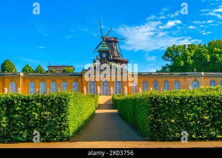 Neue Kammern und historische Mühle, Sanssouci Park, Potsdam, Brandenburg, Deutschland Stockfoto