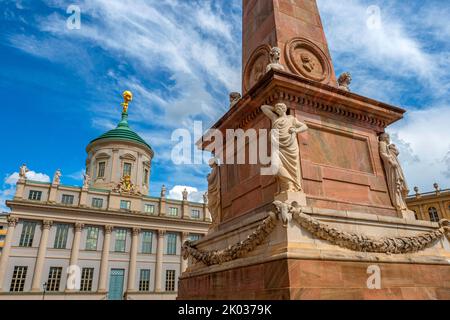 Obelisk und altes Rathaus am Alten Markt, Potsdam, Brandenburg, Deutschland Stockfoto