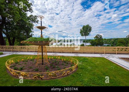 Babelsberg Park auf Schloss Babelsberg mit Blick auf die Havel mit Glienicker Brücke, Potsdam, Brandenburg, Deutschland Stockfoto