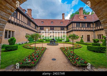 Schloss Cecilienhof im Neuen Gartenlandschaftspark im englischen Landhausstil, Sitz der Potsdamer Konferenz, Potsdam, Brandenburg, Deutschland Stockfoto