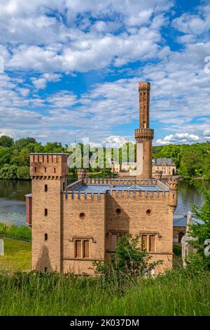 Blick vom Dampfmaschinenhaus im Potsdamer Park Babelsberg über den Glienicker See an der Havel auf das Jagdschloss Glienicke im Bezirk Wannsee in Berlin, Potsdam, Brandenburg, Deutschland Stockfoto